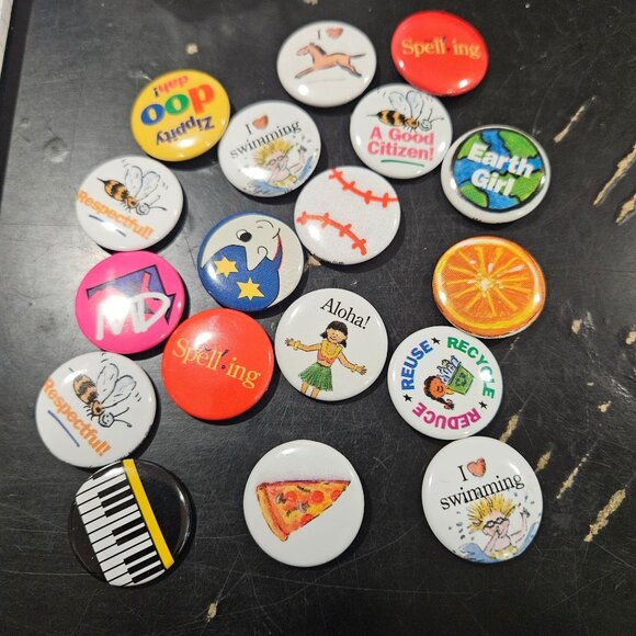 Vintage American Girl Grin Pins Lot of 18 Pleasant Company 90's Pinback Buttons - Picture 1 of 1